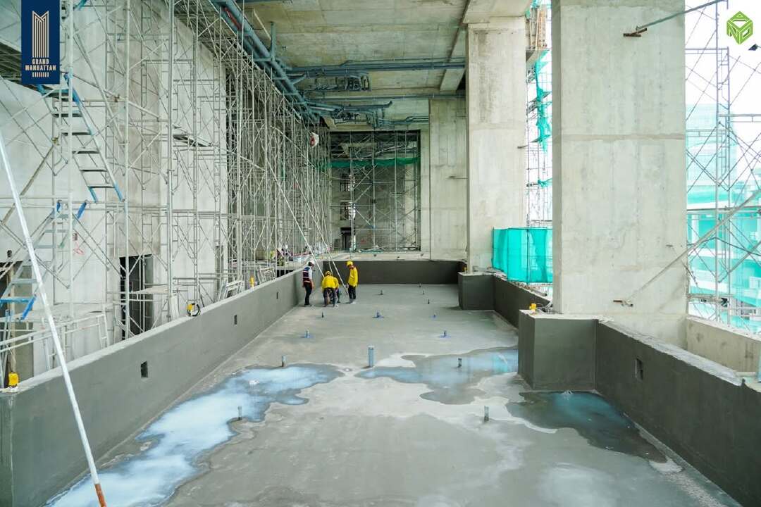 Khu vực hồ bơi tầng 7 đang trong quá trình xử lý chống thấm
