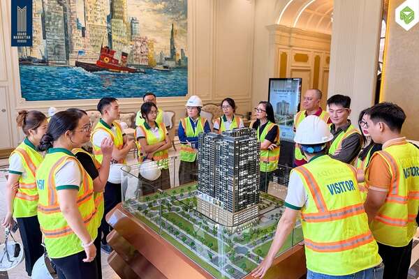 Đại lý quan sát và đánh giá mô hình sa bàn dự án The Grand Manhattan