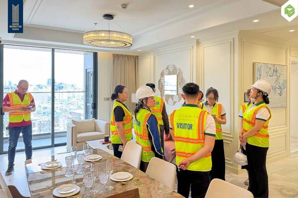 Không gian hoàn thiện phòng khách và phòng ăn tại nhà mẫu The Grand Manhattan