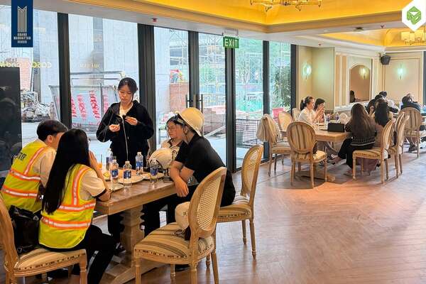 Khách tham quan trải nghiệm dịch vụ F&B tại nhà hàng Casa Grand Manhattan