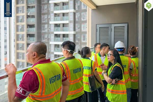 Tầm nhìn thực tế từ ban công căn hộ mẫu The Grand Manhattan