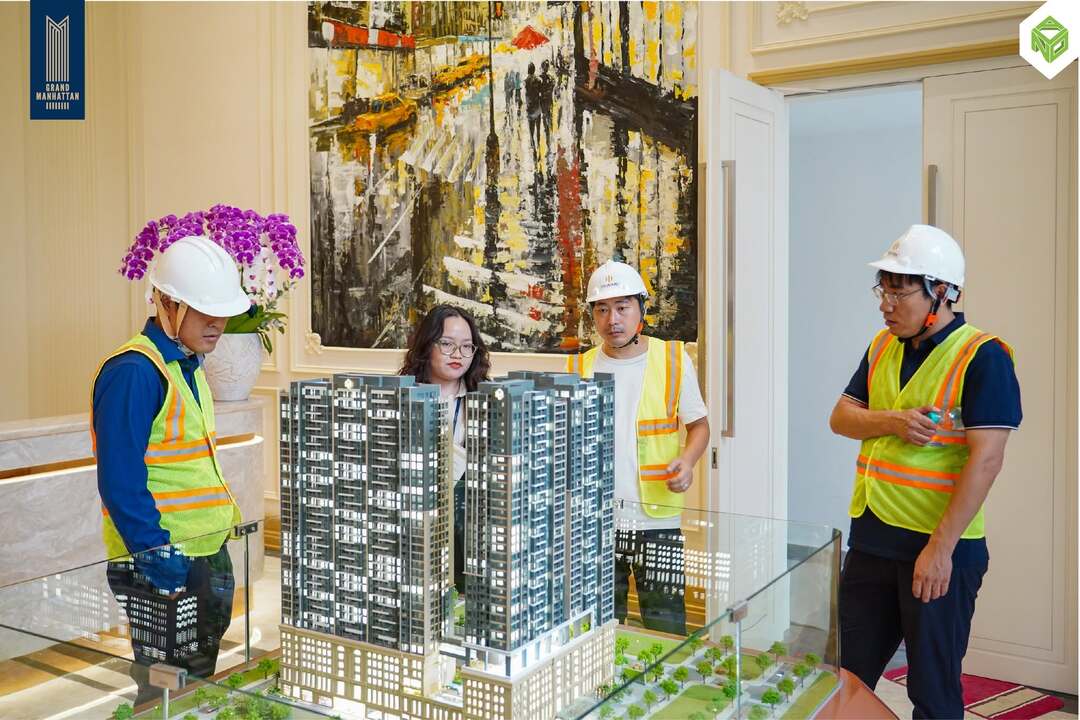 Đoàn đối tác quốc tế chiêm ngưỡng mô hình sa bàn dự án The Grand Manhattan