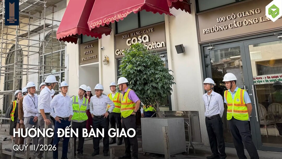 Đoàn đối tác và khách hàng tham quan thực tế công trường The Grand Manhattan hướng đến bàn giao Quý 3 2026