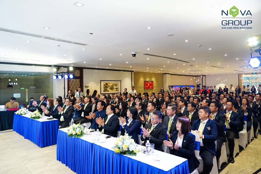 Khoảnh khắc chúc mừng và chụp ảnh lưu niệm tại sự kiện 34 năm Novaland