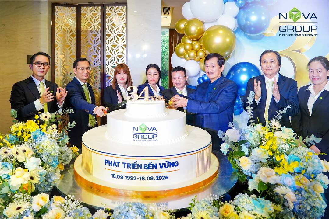 Nghi thức trao hoa tri ân ban lãnh đạo tại sự kiện Novaland 34 năm