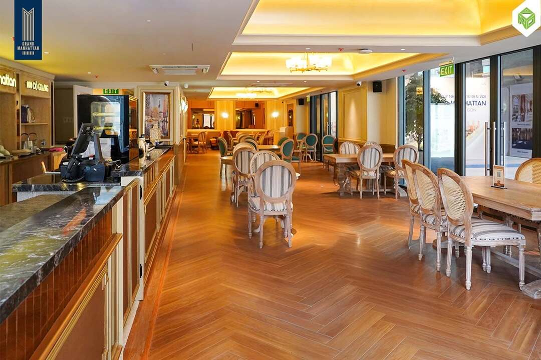 Chi tiết bố trí bàn ghế và tranh nghệ thuật tại Casa Grand Manhattan